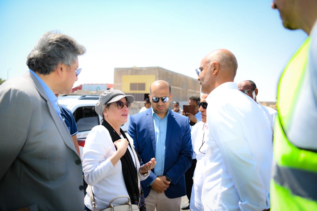 وزيرة البيئة تشهد التشغيل الكامل لمصنع تدوير المخلفات بمدينة الغردقة (5)
