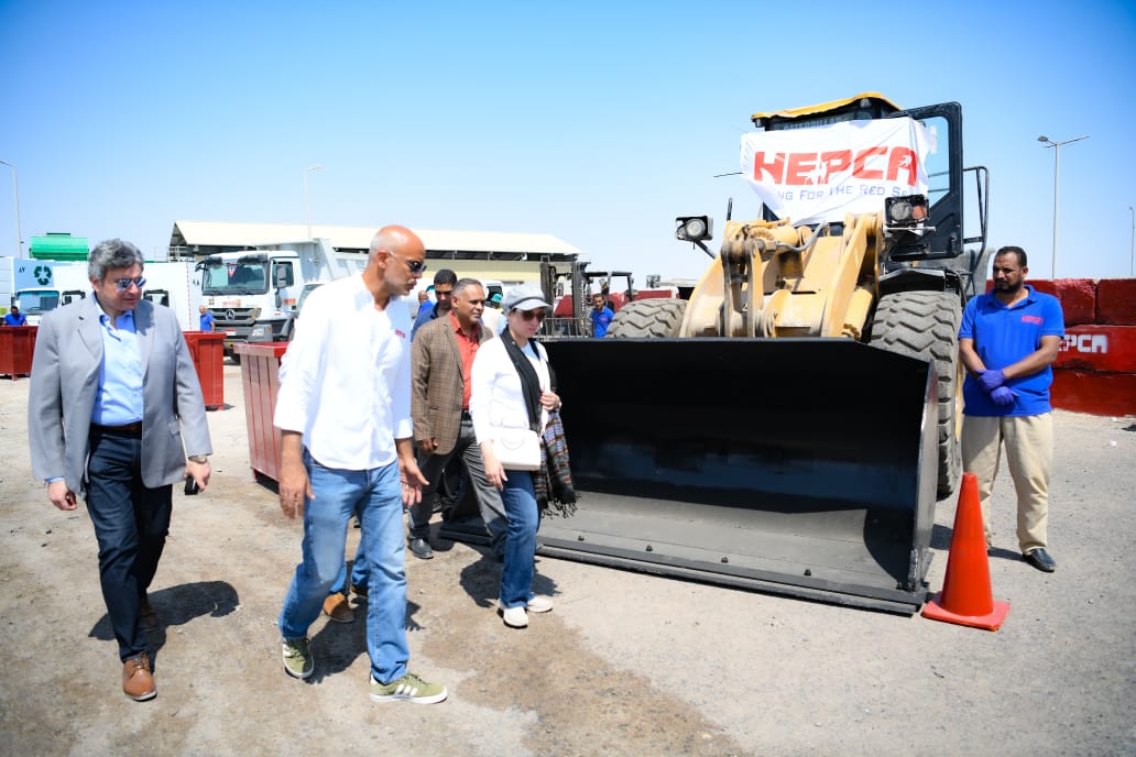 وزيرة البيئة تشهد التشغيل الكامل لمصنع تدوير المخلفات بمدينة الغردقة (2)