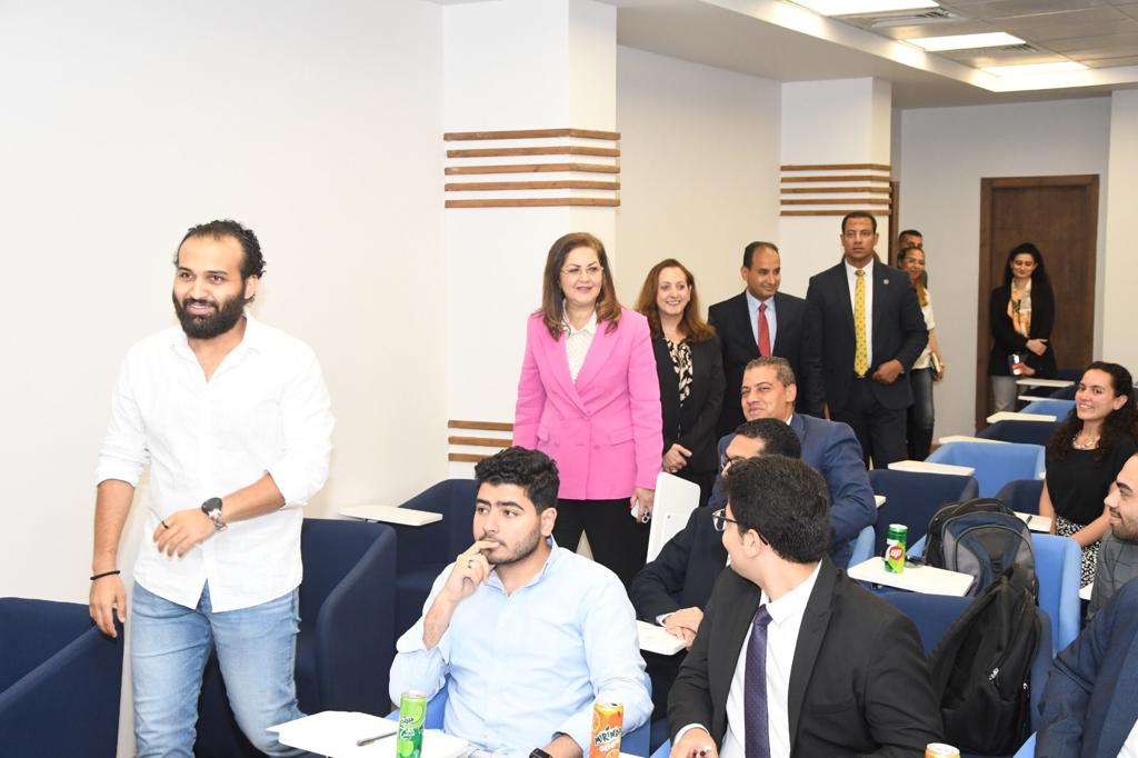 وزيرة التخطيط تلتقي بالمدربين بمركز الابتكار
