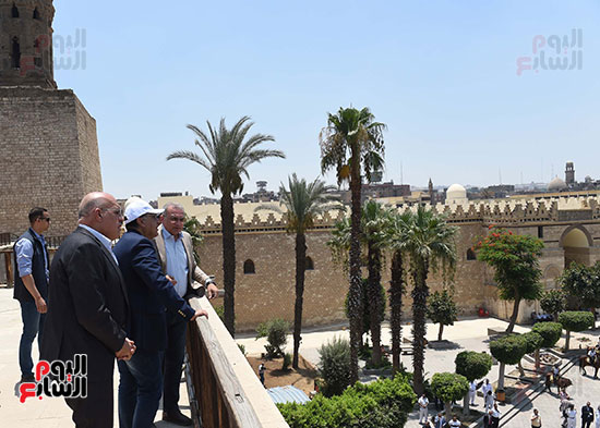 رئيس الوزراء يتابع العمل بعدد من قطاعات التطوير لإعادة إحياء القاهرة التاريخية (15)