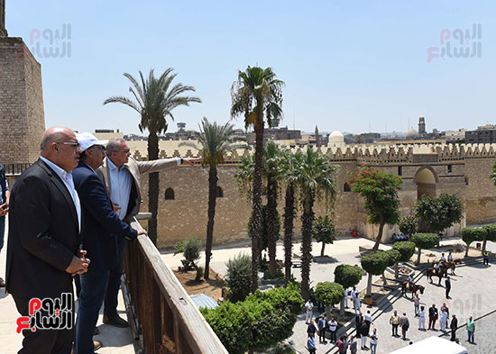 رئيس الوزراء يتابع العمل بعدد من قطاعات التطوير لإعادة إحياء القاهرة التاريخية (14)