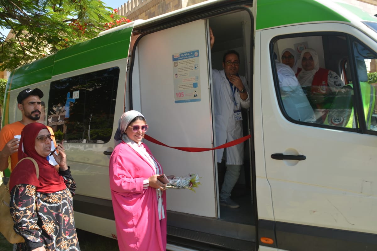 تدشين مبادرة 100 يوم صحة بالقافلة المتنقلة بمدينة بنها (3)
