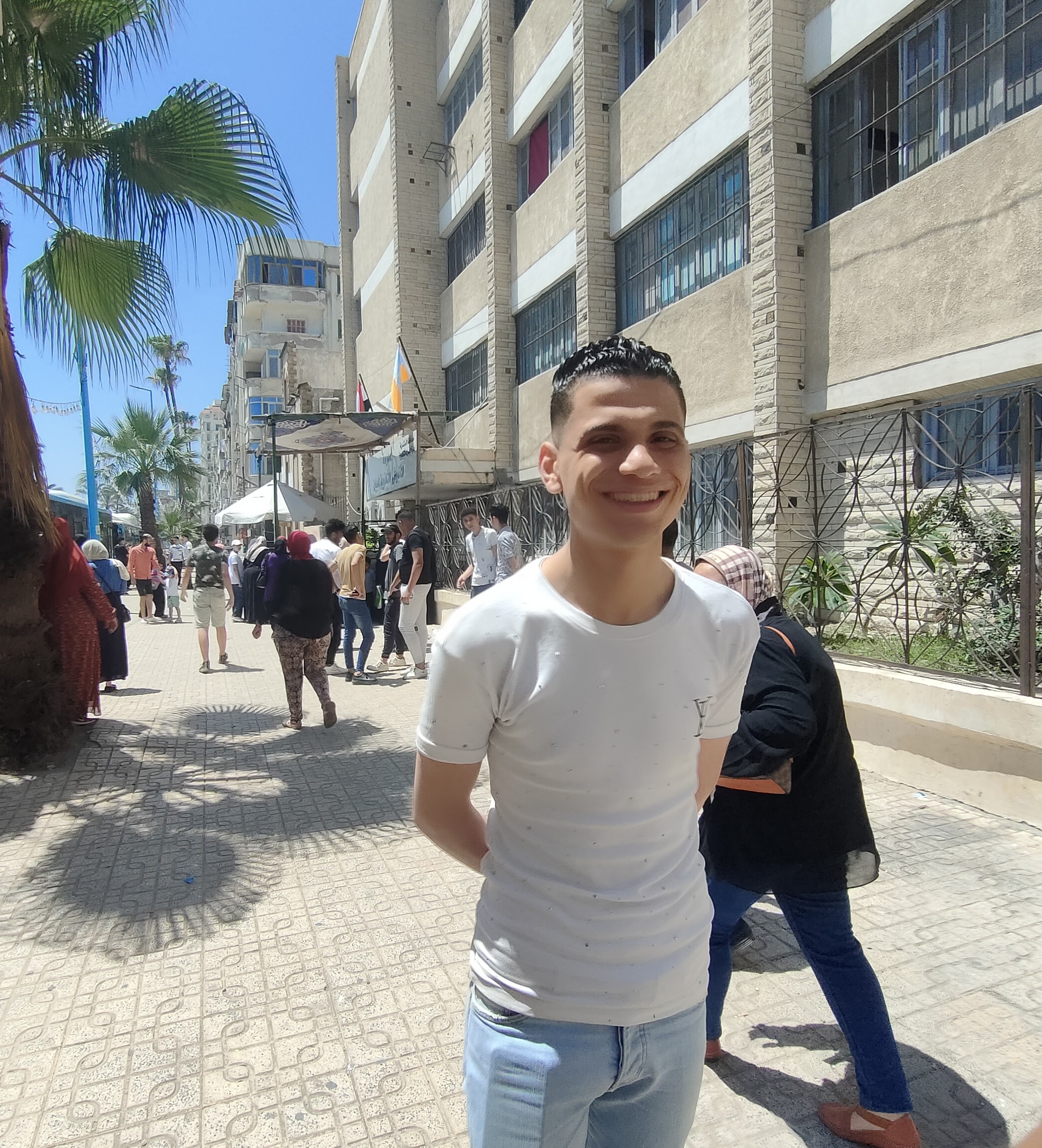 فرحة أحد طلاب الثانوية العامة أمام لجان الامتحانات بالإسكندرية