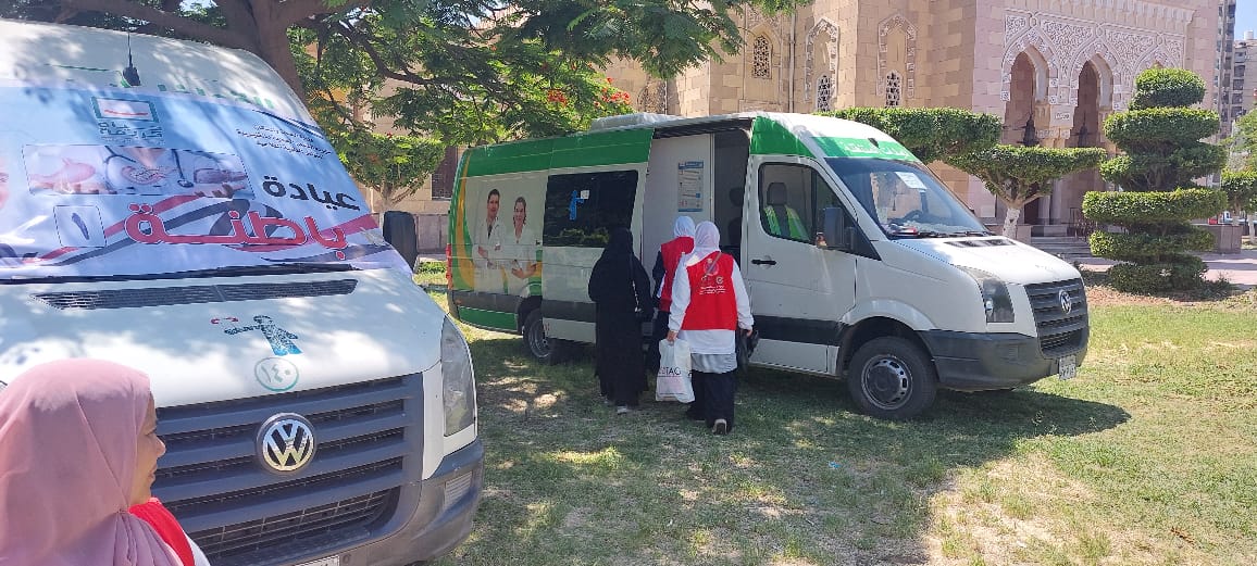 تدشين مبادرة 100 يوم صحة بالقافلة المتنقلة بمدينة بنها (9)