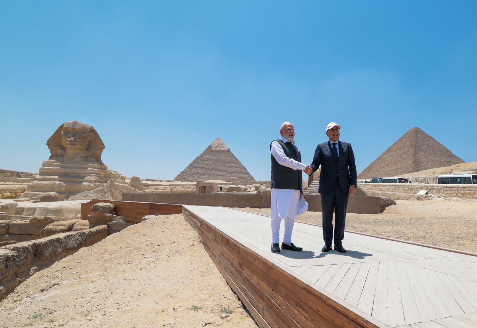 رئيسا وزراء مصر والهند في زيارة للأهرامات
