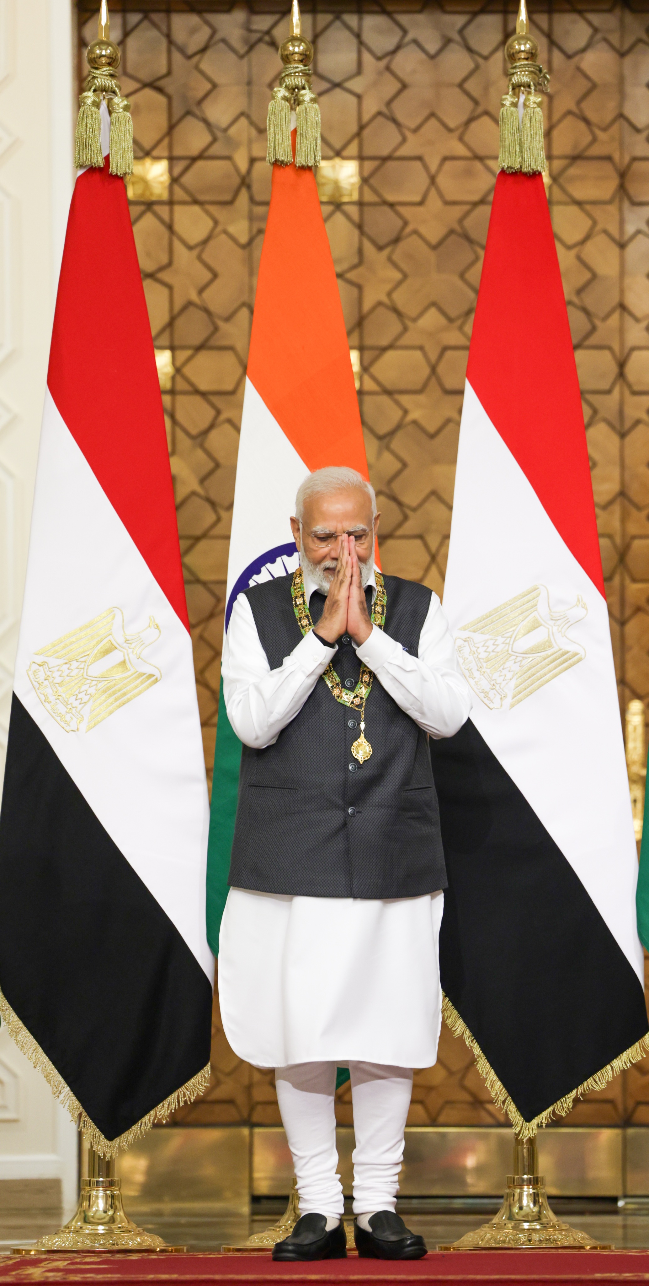 رئيس وزراء الهند عقب منحه قلادة النيل