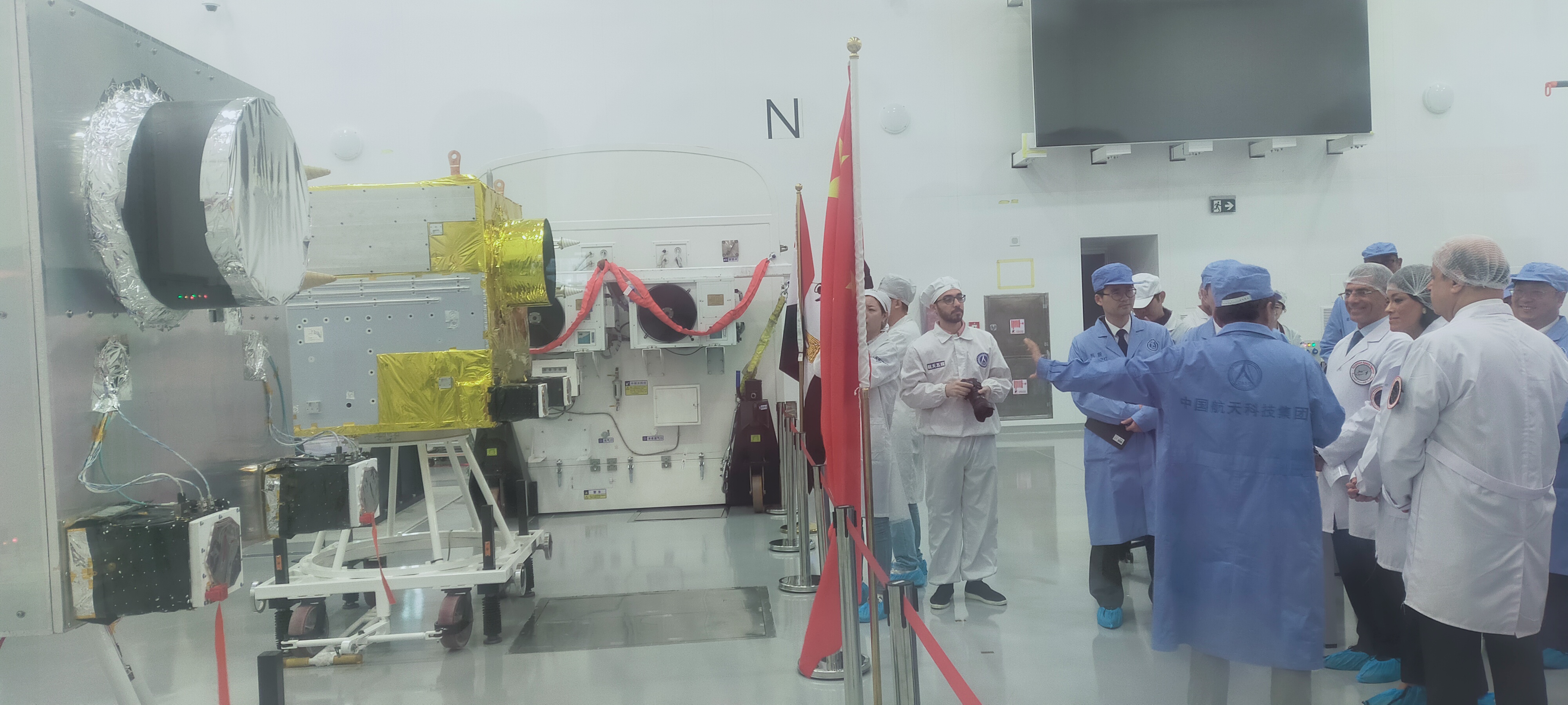 وكالة الفضاء تتسلم النموذج الكهربائى والميكانيكى للقمر الصناعى مصر سات 2 من الصين  (3)