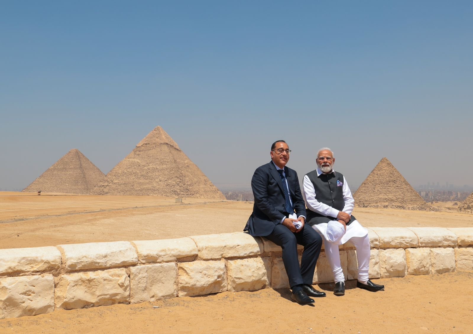 رئيسا الوزراء المصري والهندي في زيارة للأهرامات