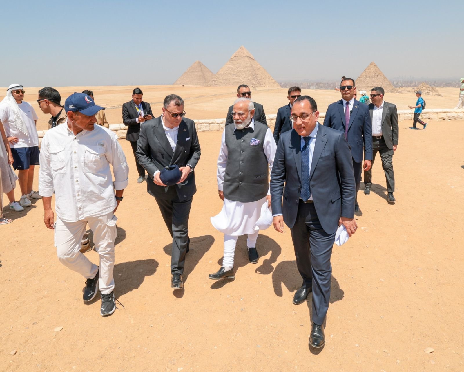 رئيس الوزراء يصطحب نظيره الهندي في جولة لزيارة الأهرامات