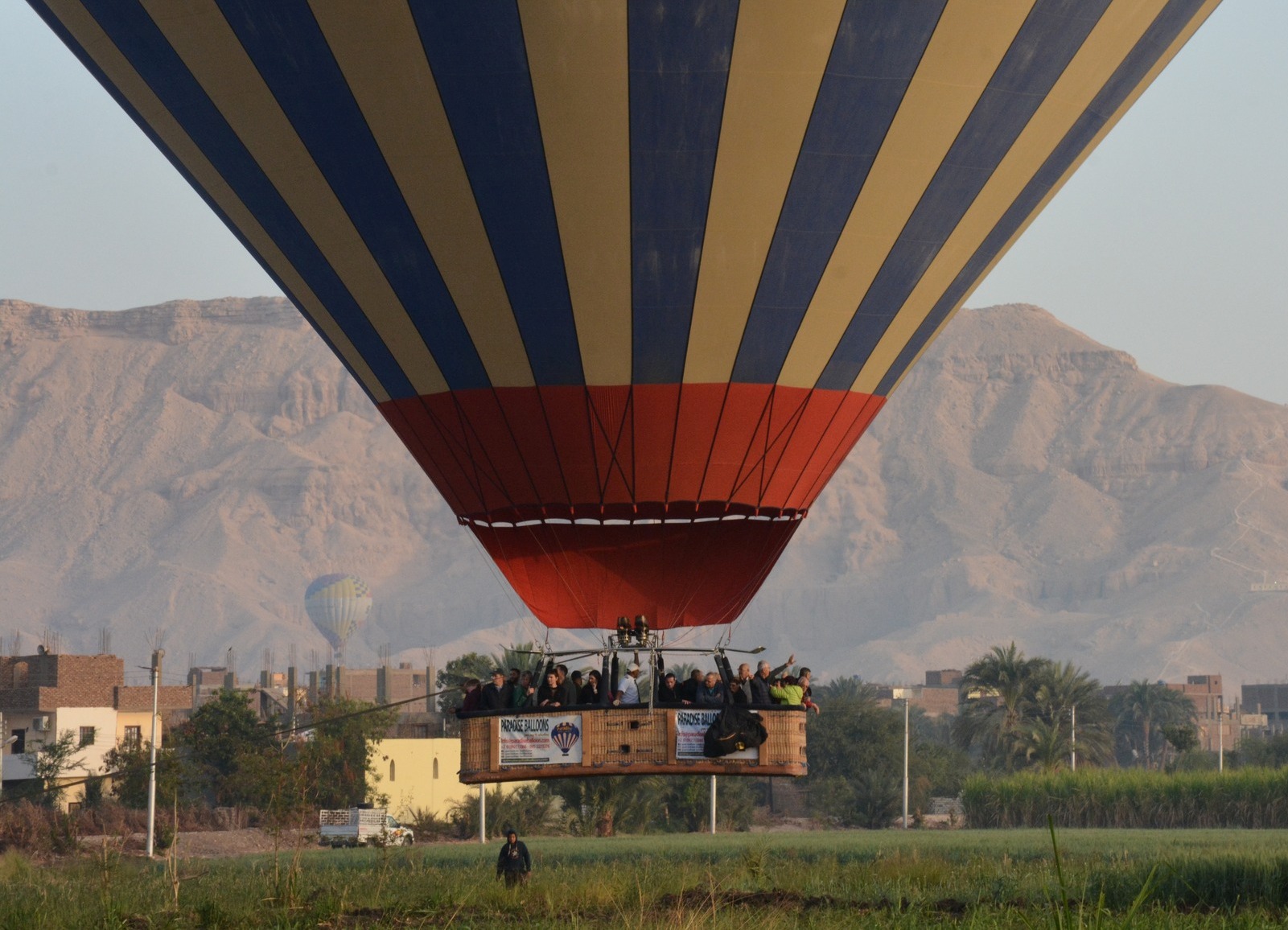 جانب من البالون الطائر فى سماء الأقصر صباحاً