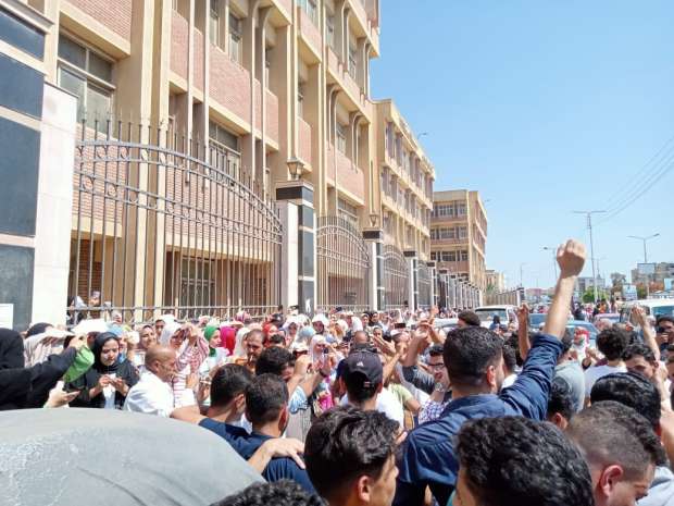 جانب من فرحة طلاب وطالبات الطب البيطري لتخرجهم اثناء مسيرة بمدينة كفر الشيخ