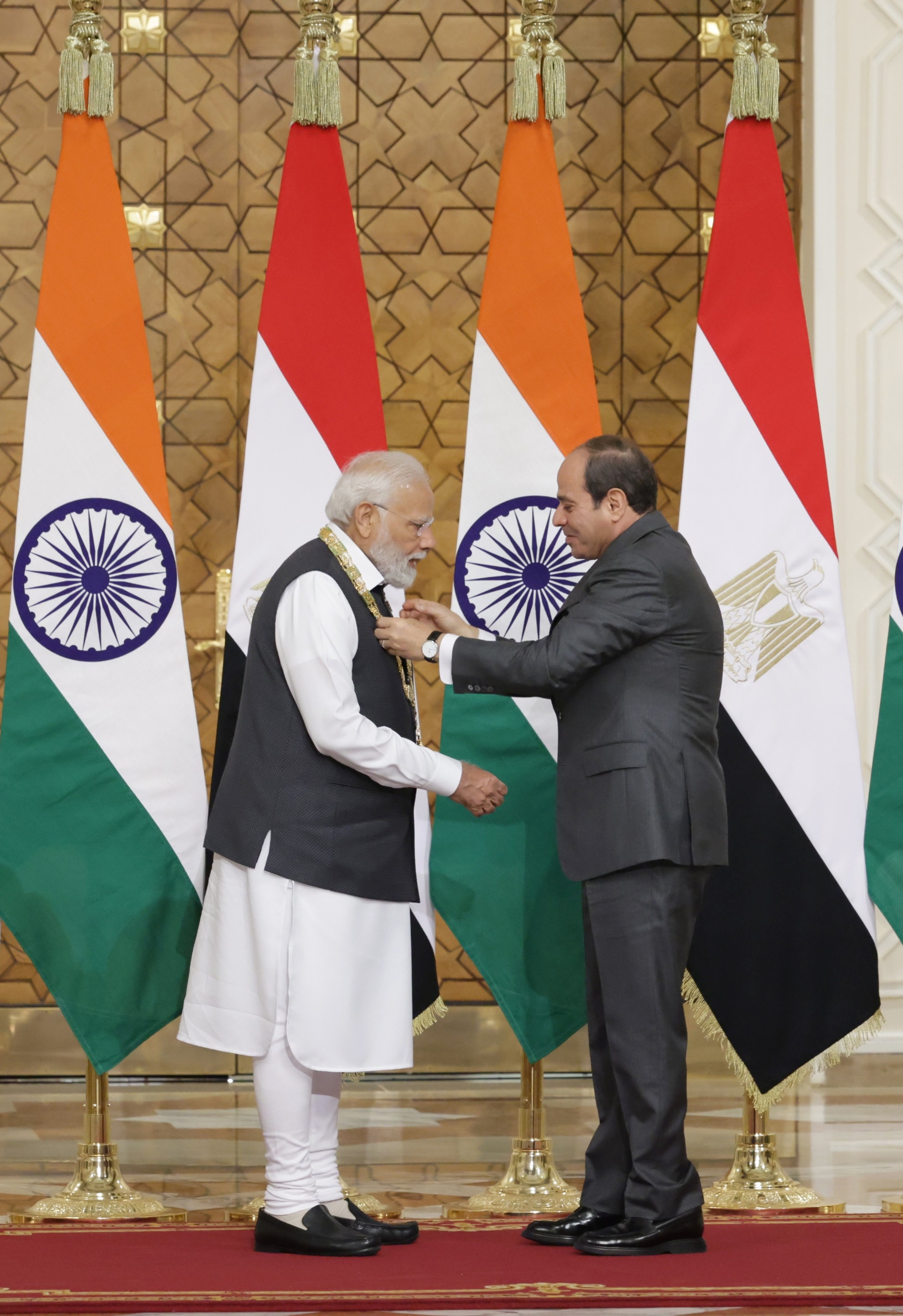 الرئيس عبد الفتاح السيسي يمنح رئيس وزراء الهند قلادة النيل 