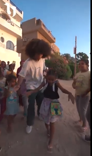نويل اثناء رقصه مع الاطفال