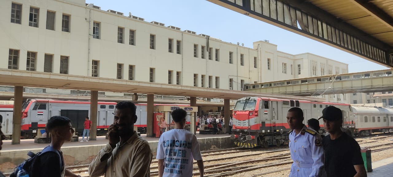 زحام على منافذ حجز تذاكر القطارات بمحطة مصر برمسيس (5)