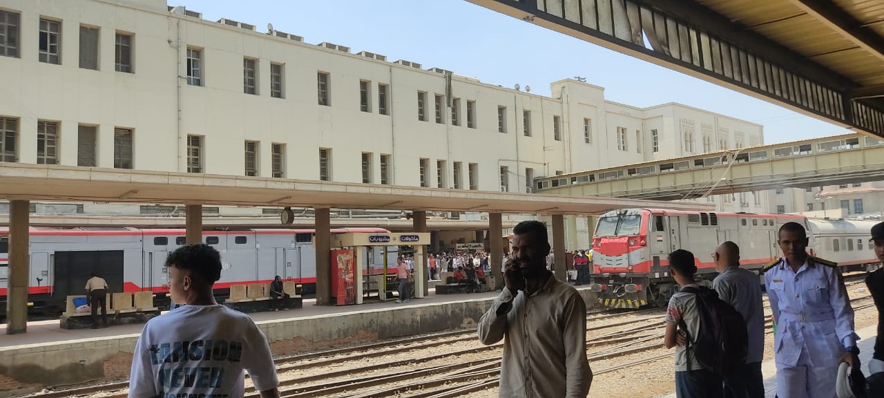 زحام على منافذ حجز تذاكر القطارات بمحطة مصر برمسيس (4)