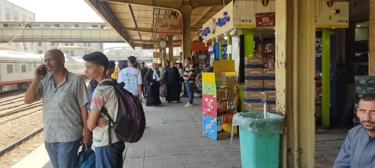زحام على منافذ حجز تذاكر القطارات بمحطة مصر برمسيس (3)