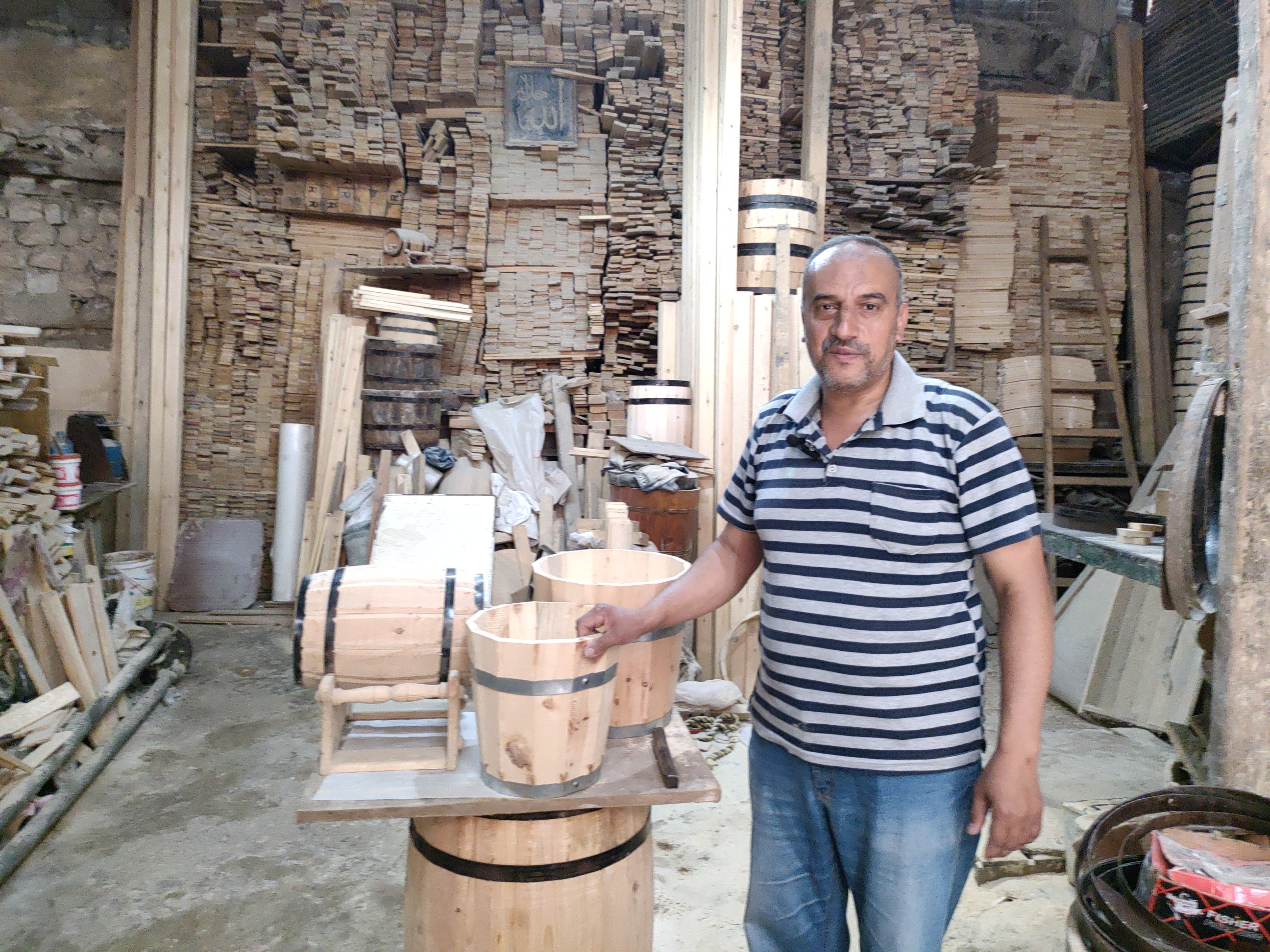 انواع مختلفة داخل اقدم ورشة لصناعة البراميل في الإسكندرية