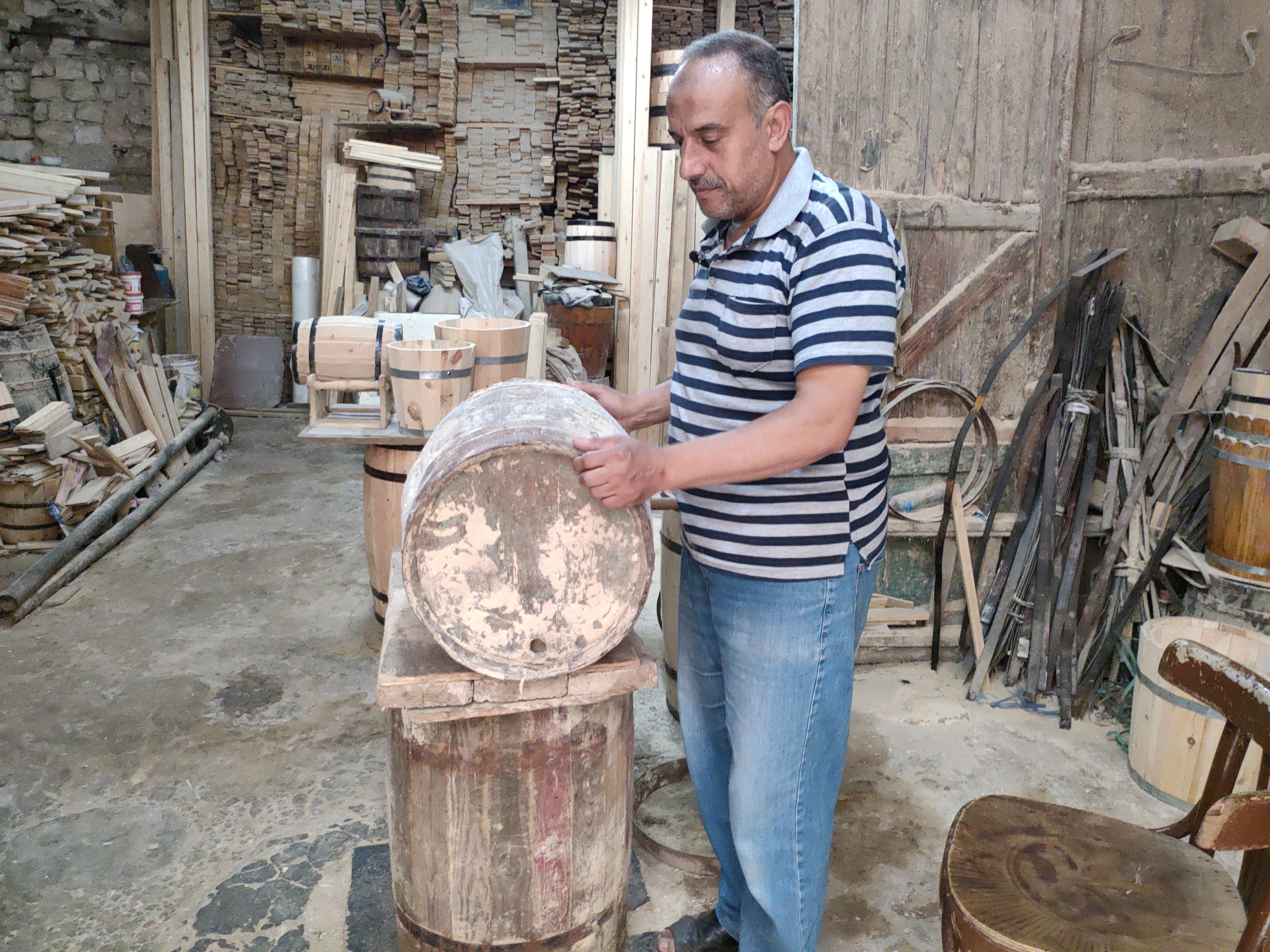 صاحب اقدم ورشة لصناعة البراميل الخشبية بالإسكندرية