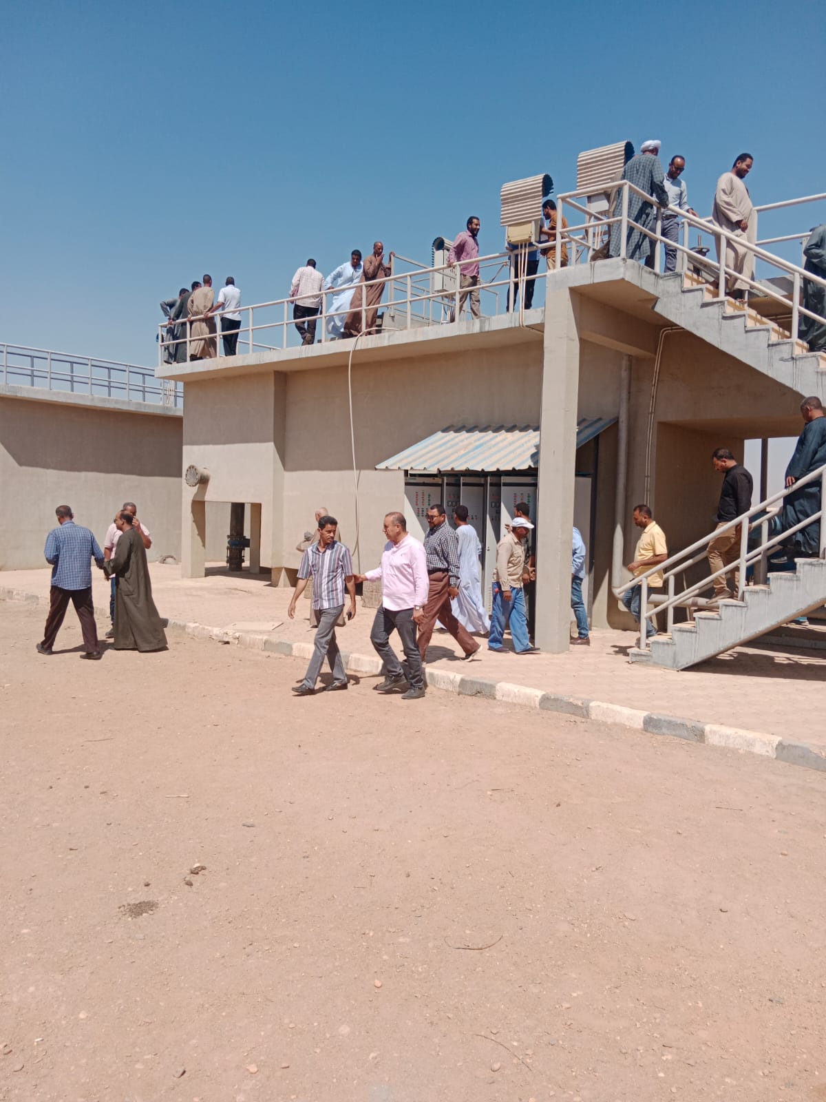 لجنة علمية تتفقد مشكلة المياه الجوفية بقرية المويسات (1)