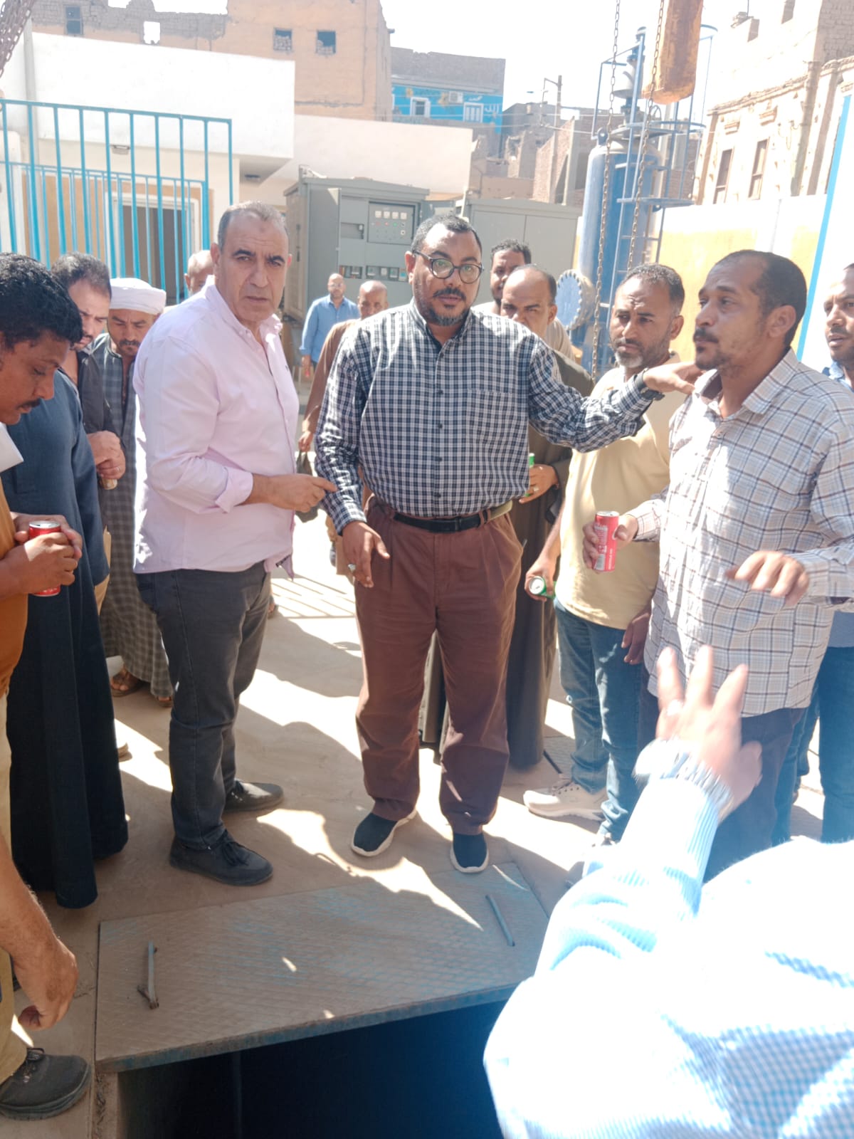لجنة علمية تتفقد مشكلة المياه الجوفية بقرية المويسات (3)