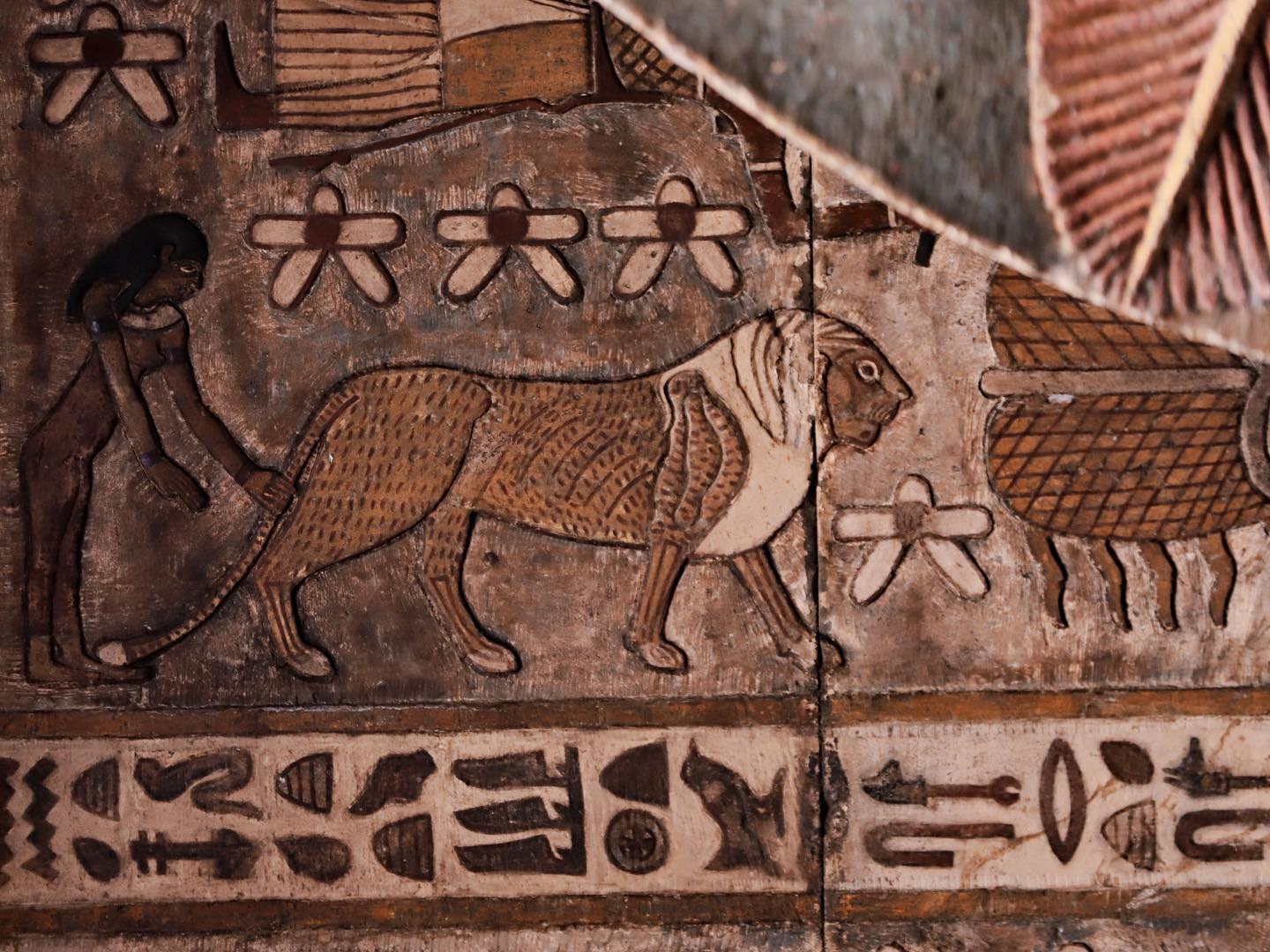 نقوش فرعونية رائعة تظهر على جدران المعبد