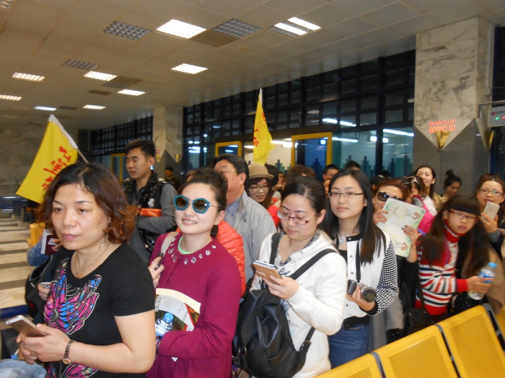 استقبال السائحين فى مطار أسوان (2)