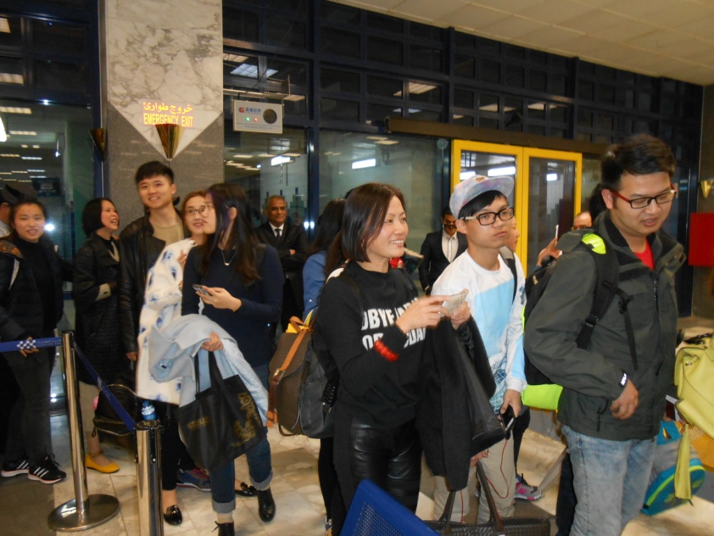 استقبال السائحين فى مطار أسوان (1)