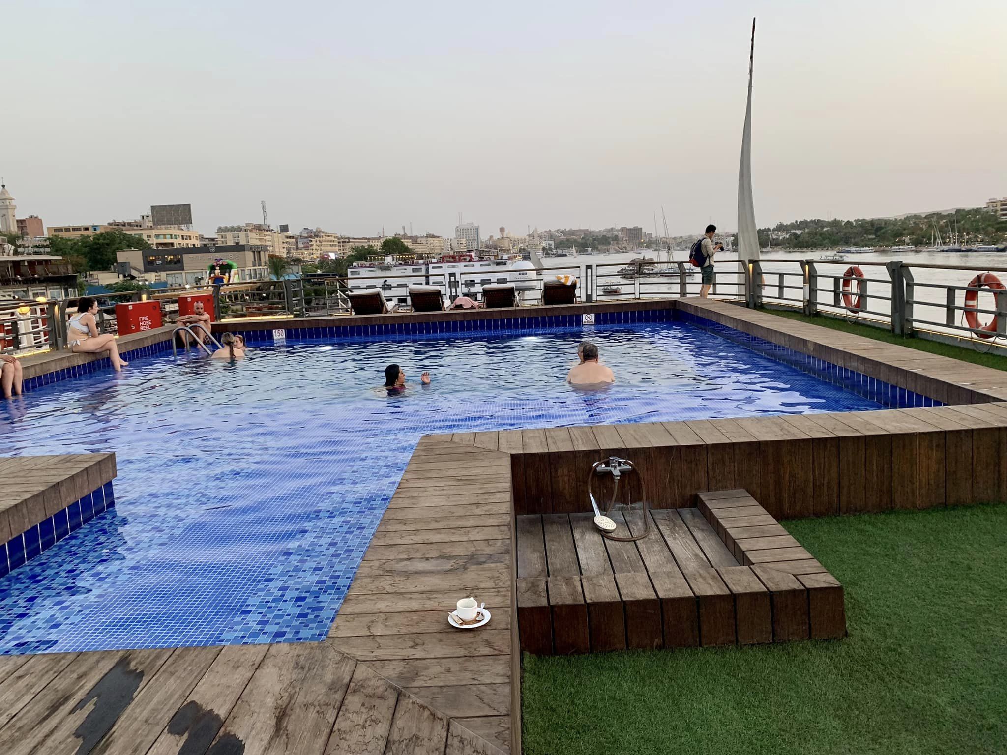 حمامات سباحة أعلى المراكب النيلية