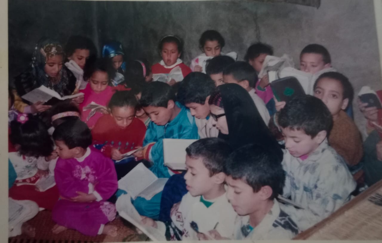 الصورة أكثر من25سنة  للشيخة تحية الفقي ومعها  الأطفال الذين أصبحوا أطباء وأساتذة كليات طب  وعنداء كليات بالجامعات المصرية
