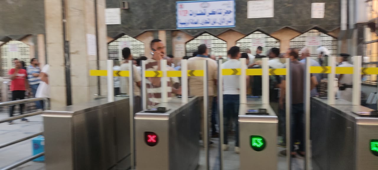 زحام على منافذ حجز تذاكر القطارات بمحطة مصر برمسيس (1)