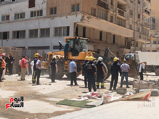 قوات-الحماية-المدنية-بعقار-الإسكندرية-المنهار