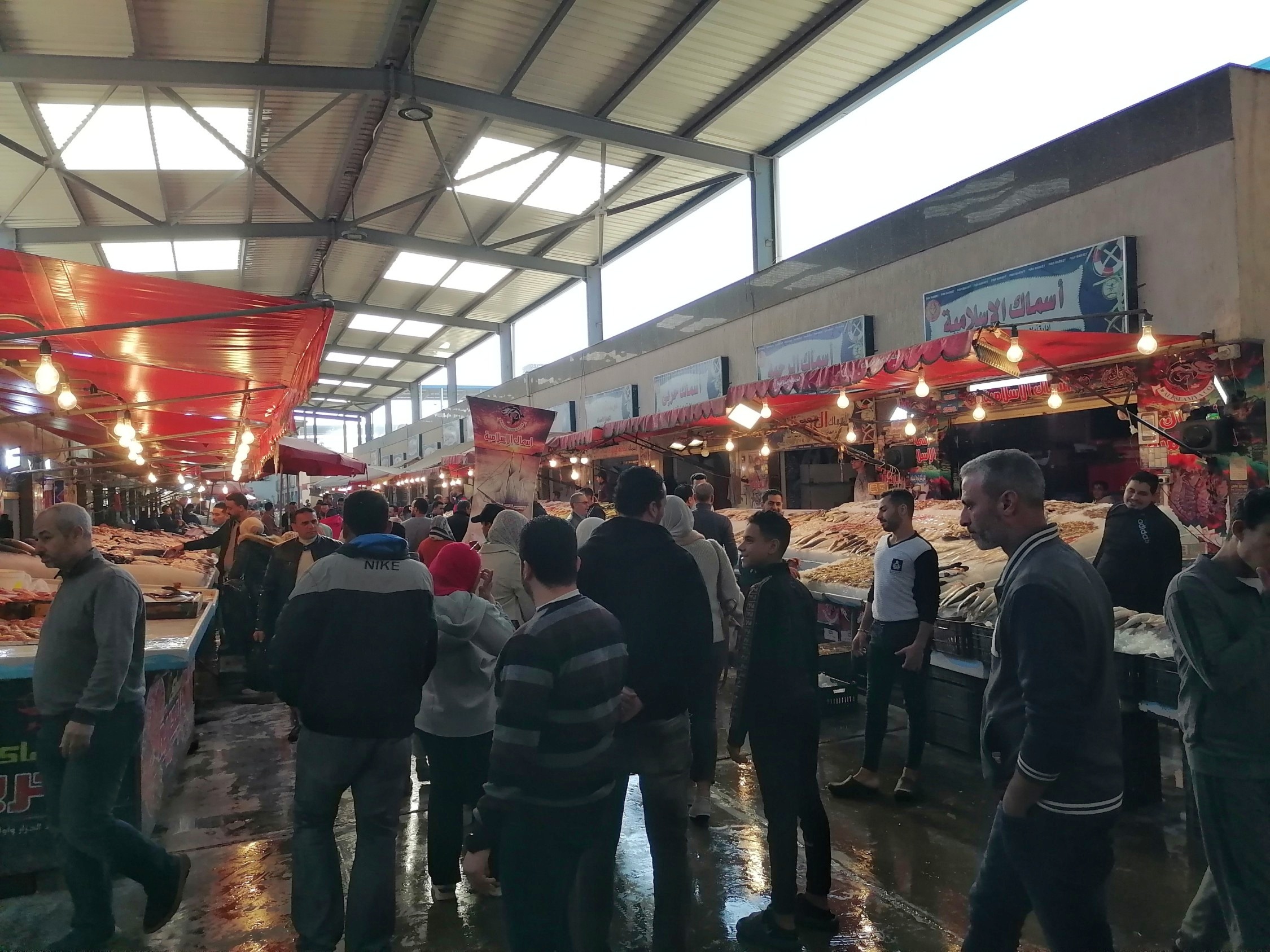 زحام الأهالي في سوق بورسعيد