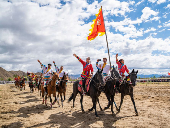مهرجان جبل تشومولانغما للثقافة والسياحة في منطقة التبت الصينية  (4)