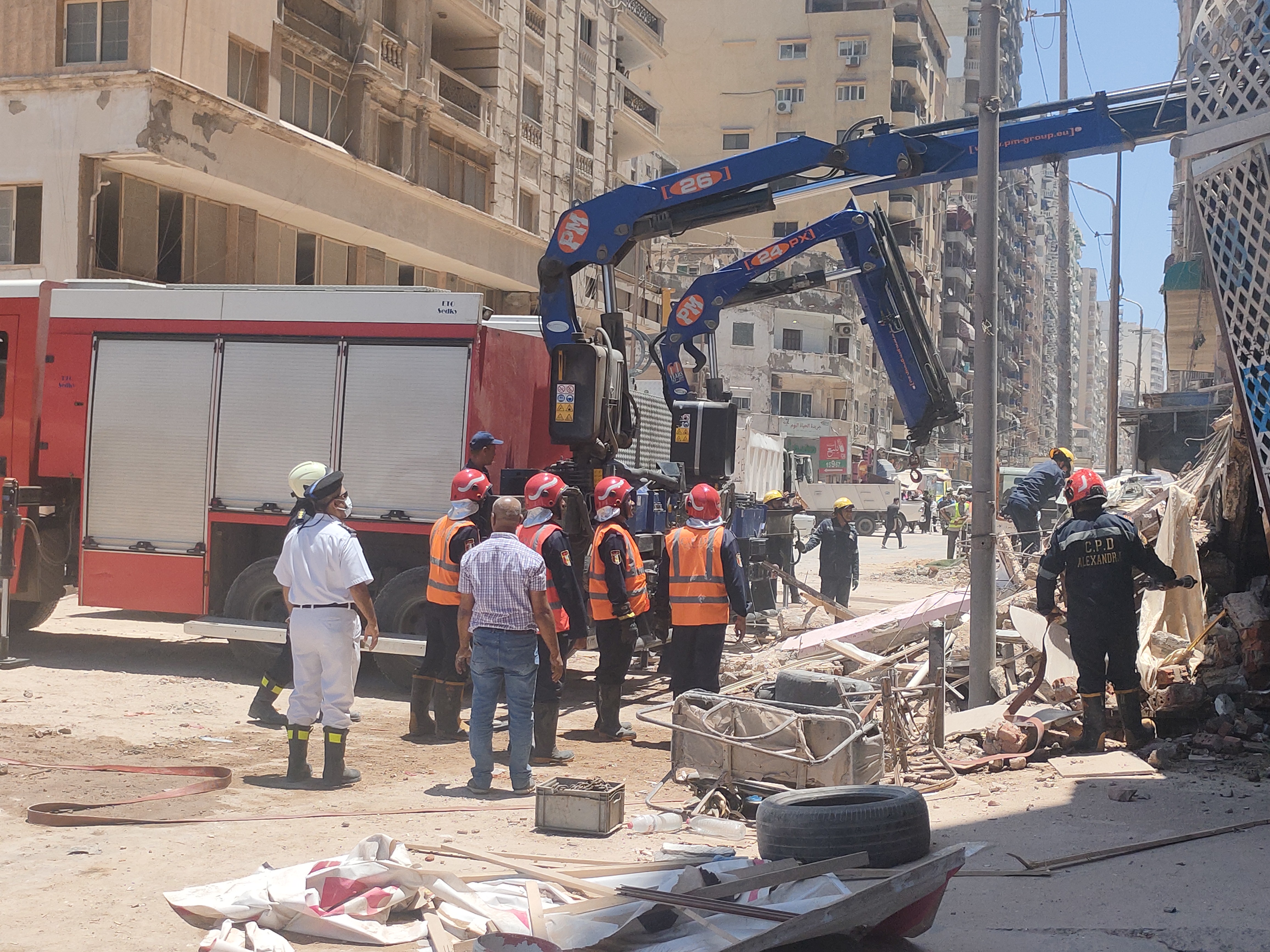 رفع الأنقاض للبحث عن مفقودين أسفل عقار الإسكندرية رفع الأنقاض للبحث عن مفقودين أسفل عقار الإسكندرية