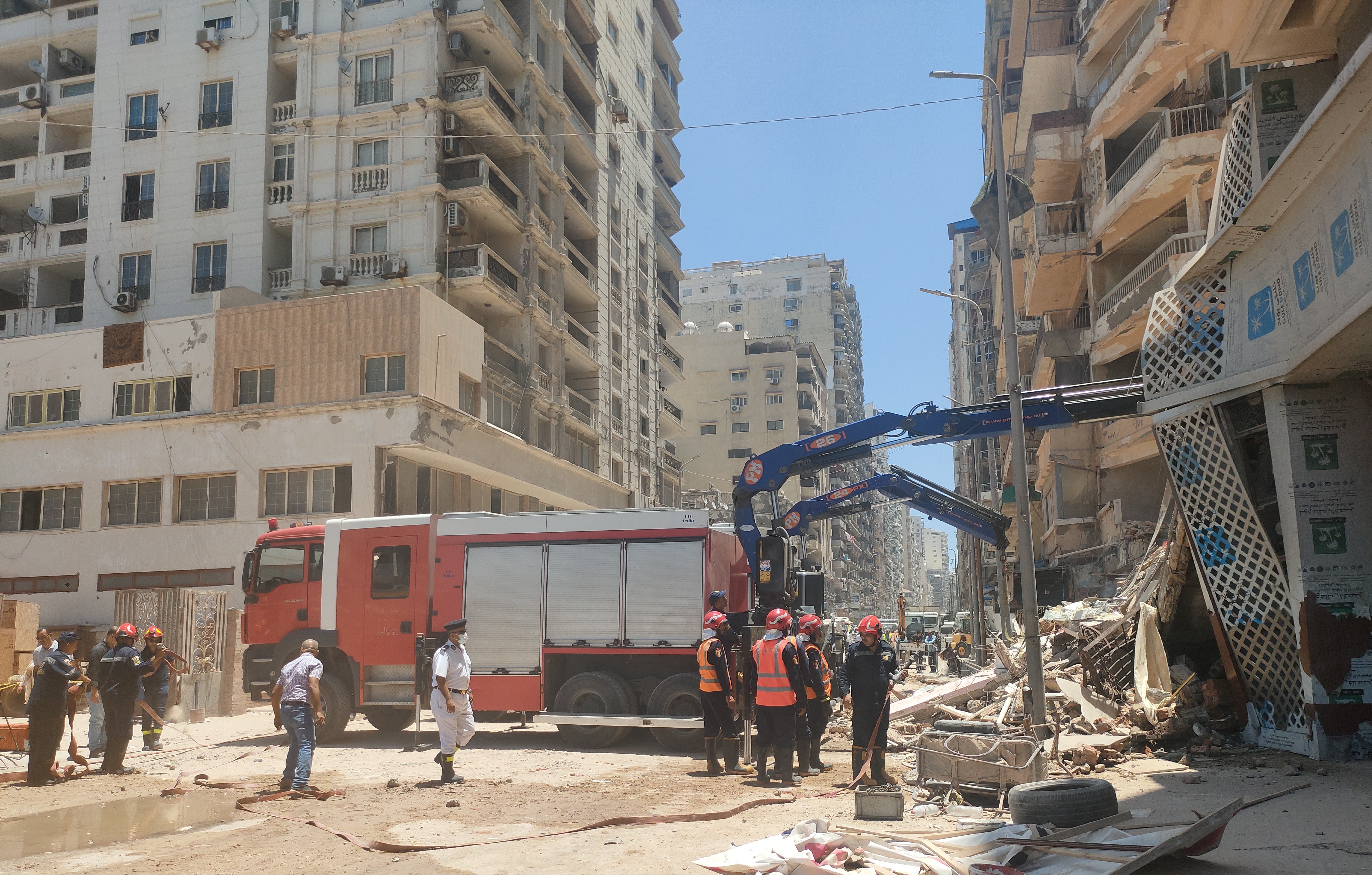 اعمال رفع الأنقاض من عقار الإسكندرية_1 اعمال رفع الأنقاض من عقار الإسكندرية_1