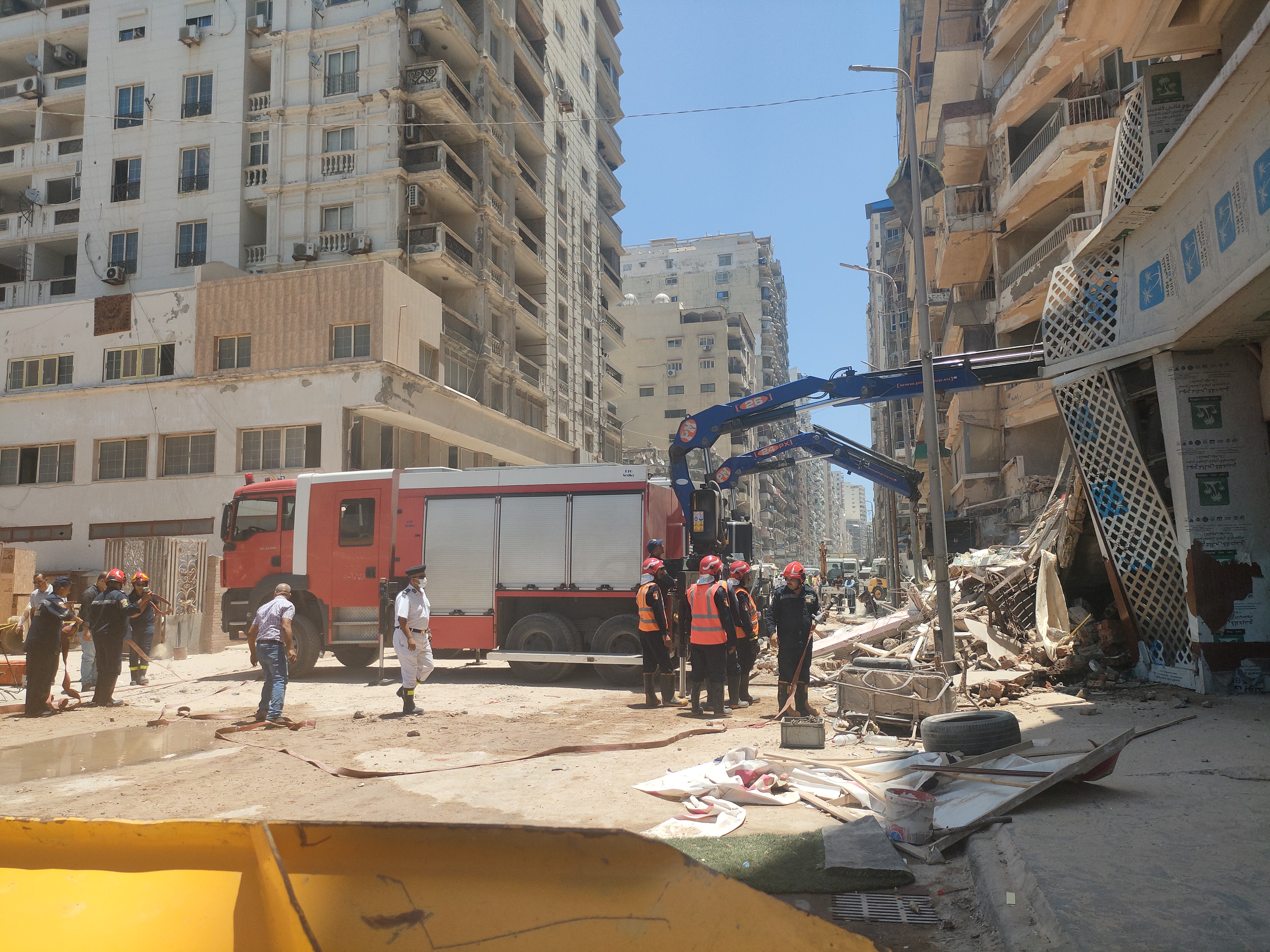 اعمال رفع الأنقاض من عقار الإسكندرية اعمال رفع الأنقاض من عقار الإسكندرية