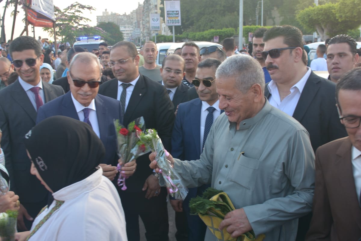 محافظ القليوبية ورئيس جامعة بنها يوزعان الورود  (3)