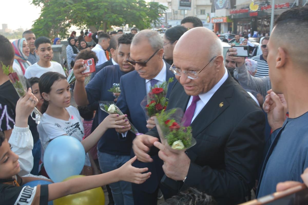 محافظ القليوبية ورئيس جامعة بنها يوزعان الورود  (1)