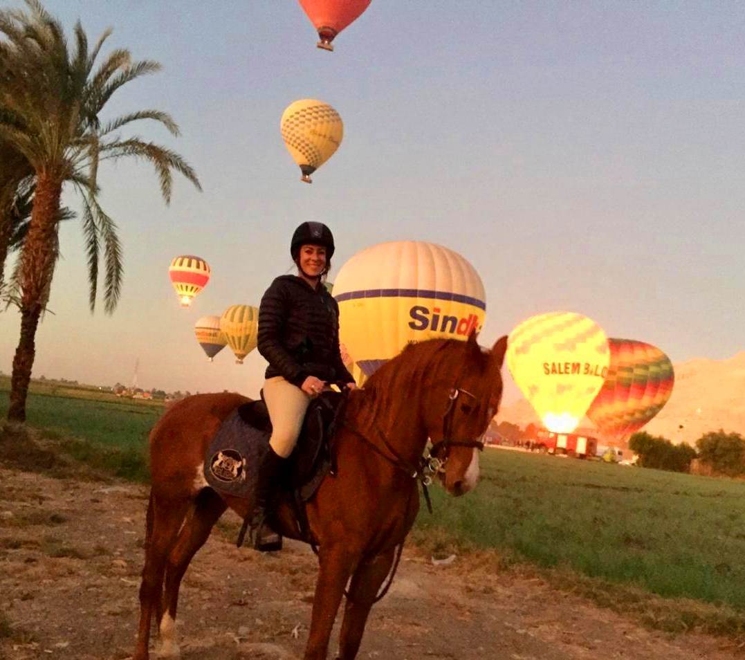 سفاري الخيول بالاقصر تداعب رحلات البالون فجراً