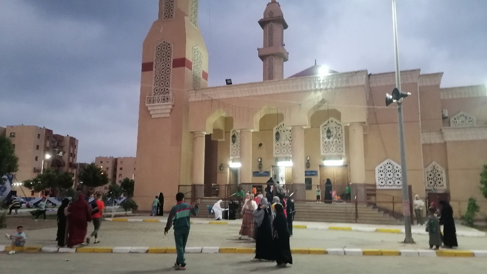 توافد على مسجد الحي الإماراتي