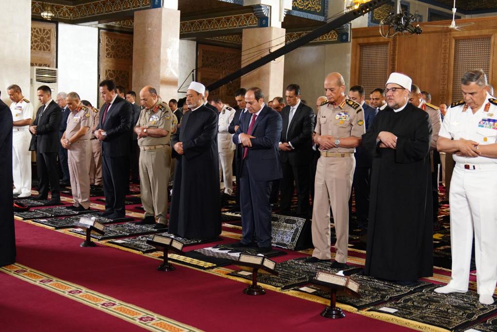 الرئيس السيسي يؤدي صلاة عيد الأضحى بمسجد القوات الجوية (3)