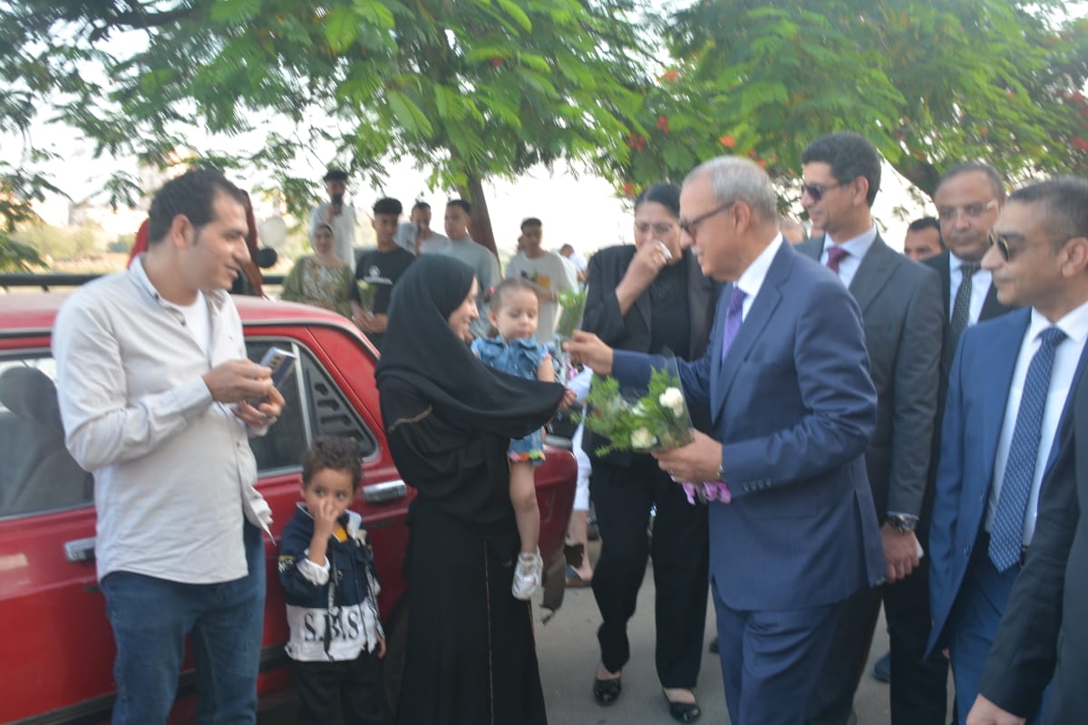 محافظ القليوبية ورئيس جامعة بنها يوزعان الورود  (5)