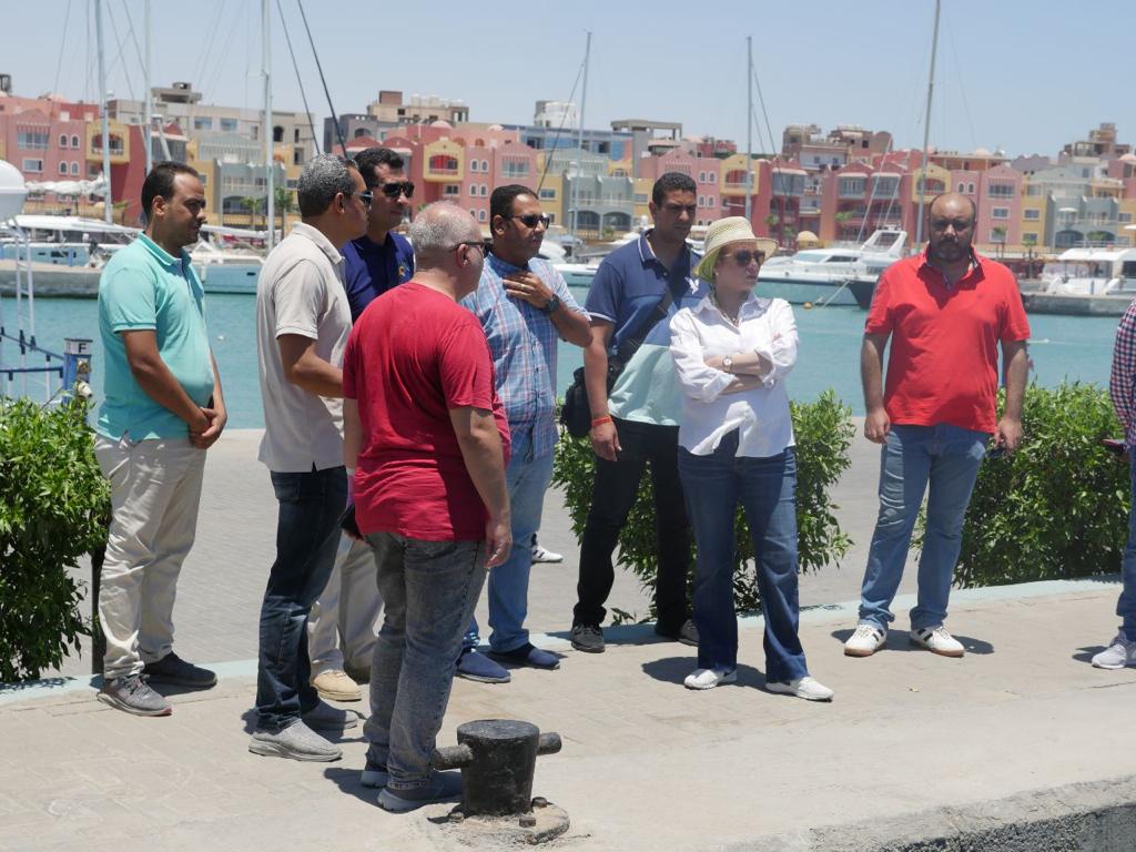 وزيرة البيئة تقود فريق محميات البحر الأحمر  بشواطىء الغردقة  (7)