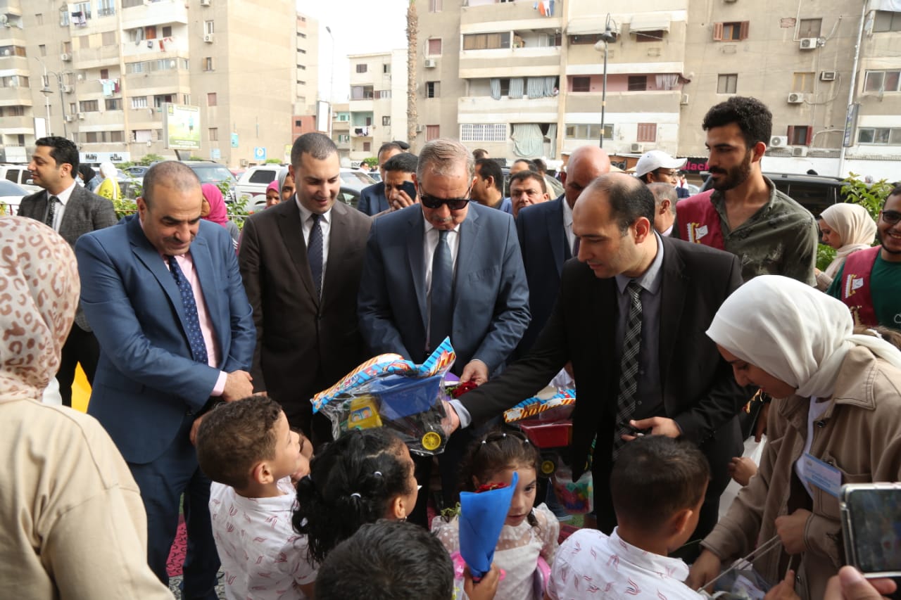 محافظ كفر الشيخ يوزع الهدايا على الاطفال