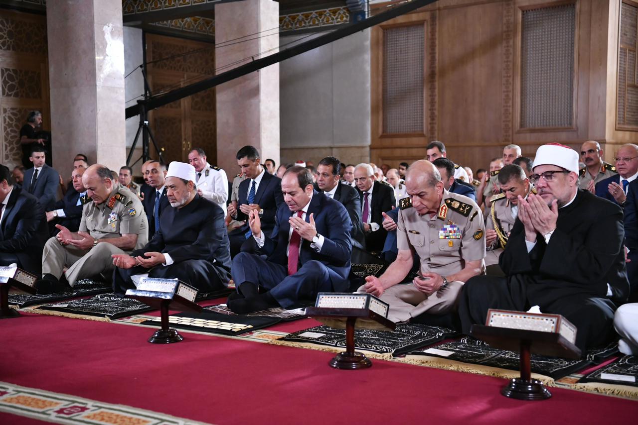 الرئيس السيسى يؤدى صلاة عيد الأضحى المبارك مع قادة وجنود القوات المسلحة بقيادة القوات الجوية (2)