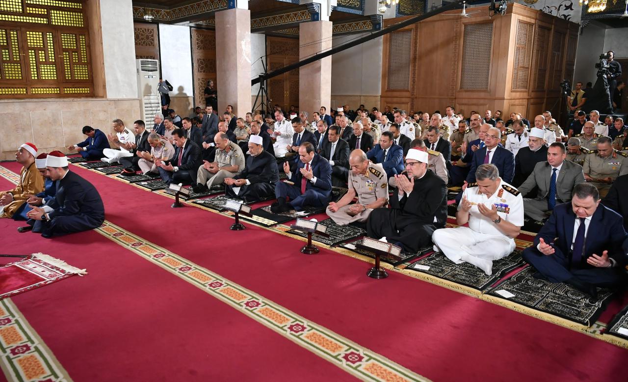 الرئيس السيسى يؤدى صلاة عيد الأضحى المبارك مع قادة وجنود القوات المسلحة بقيادة القوات الجوية (1)