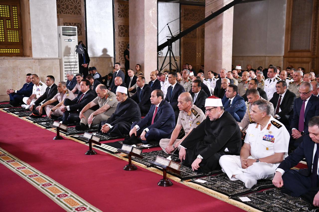 الرئيس السيسى يؤدى صلاة عيد الأضحى المبارك مع قادة وجنود القوات المسلحة بقيادة القوات الجوية (5)