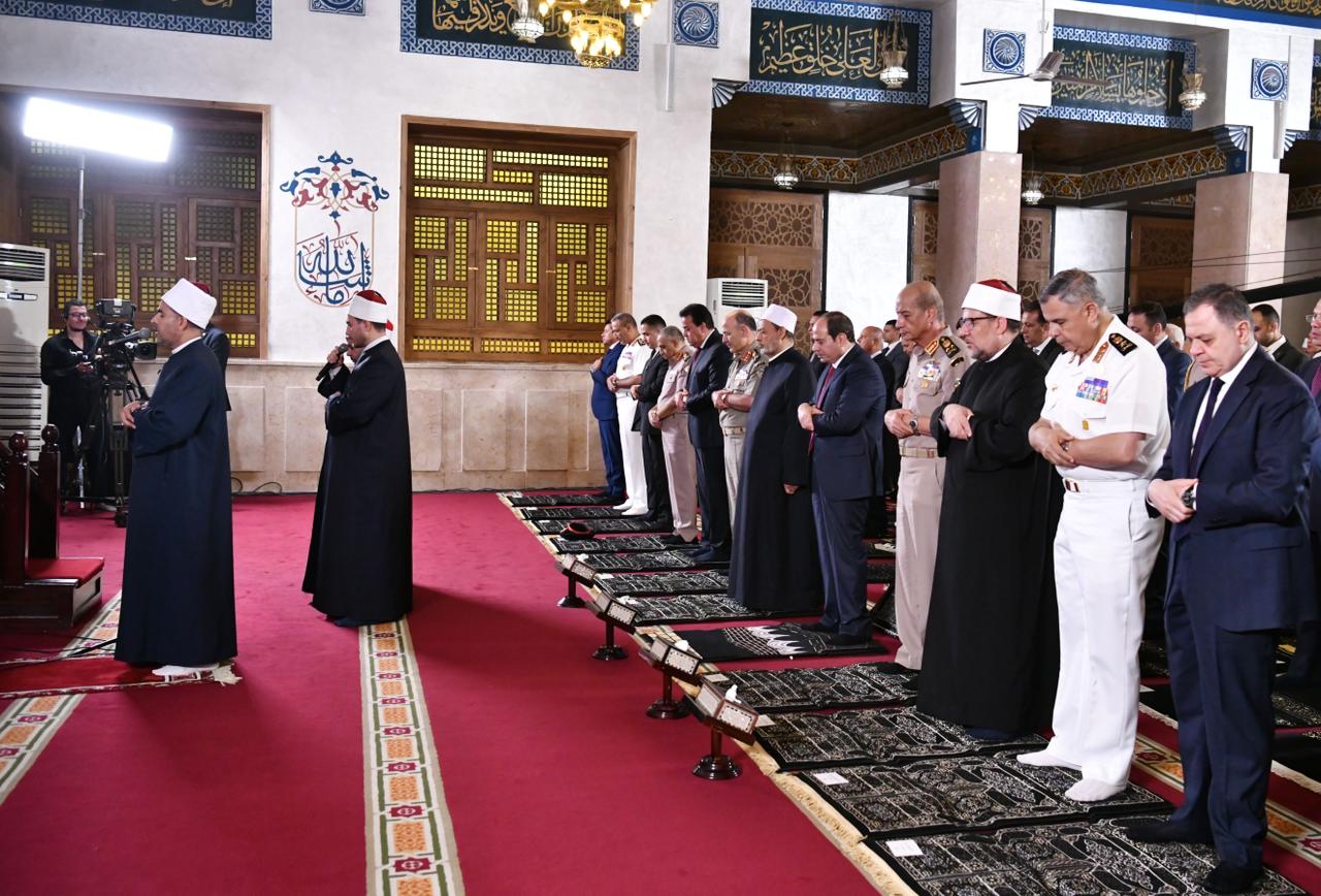 الرئيس السيسى يؤدى صلاة عيد الأضحى المبارك مع قادة وجنود القوات المسلحة بقيادة القوات الجوية (4)