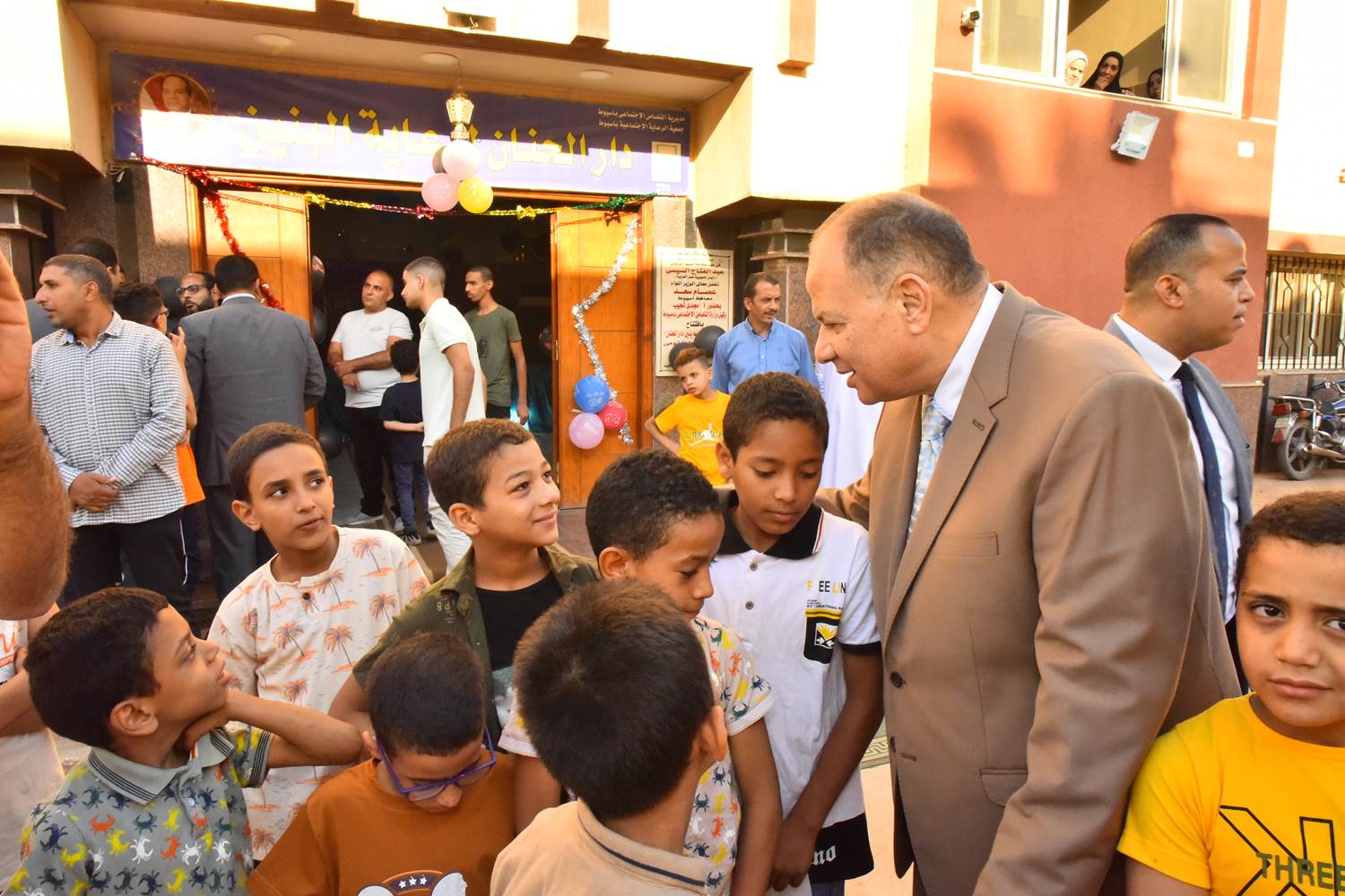 محافظ أسيوط يشارك الأطفال اليتام فرحتهم بالعيد (9)