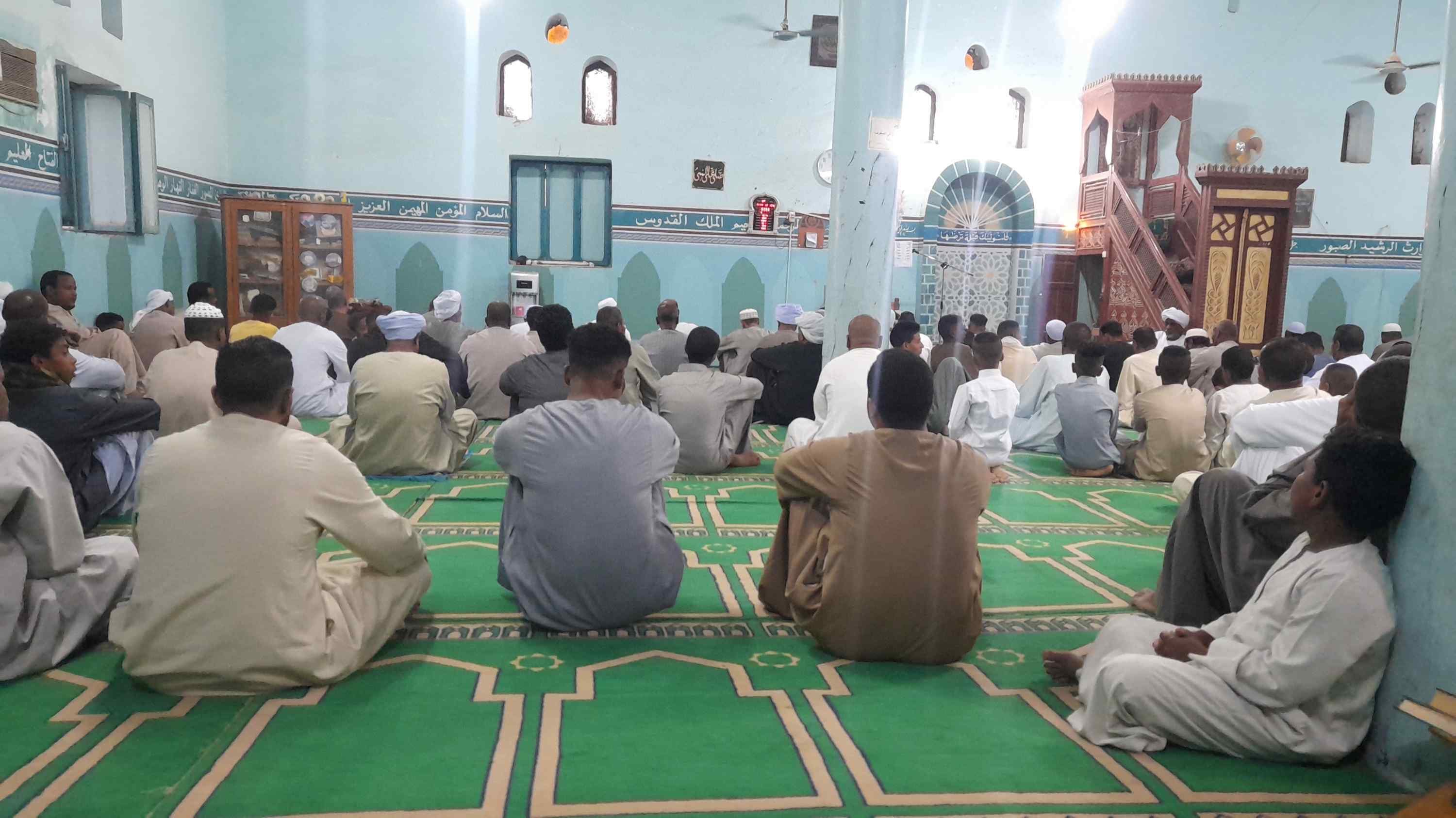 آلاف المصلين يؤدون صلاة عيد الأضحى بالمساجد (1)